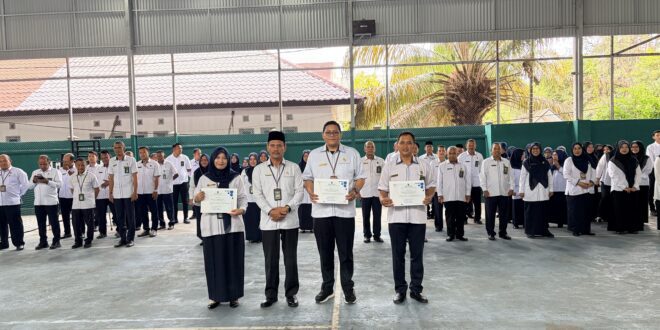Mahkamah Syar’iyah Aceh Serahkan Reward kepada Pegawai Terbaik Semester I Tahun 2026